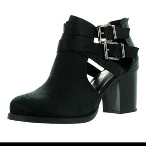 Black boots with buckles